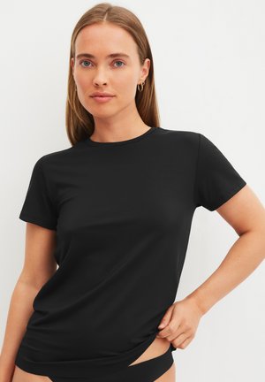 Zwarte T-shirt met korte mouwen van gladde stof, met een klassieke ronde hals en een aansluitende pasvorm, met een subtiele plooi aan de zijkanten.