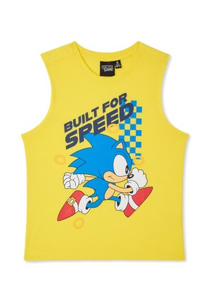 Top giallo senza maniche con una grafica di un personaggio dei cartoni animati blu in movimento, con il testo "BUILT FOR SPEED" e dettagli a scacchiera.