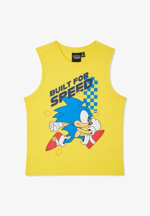 Top giallo senza maniche con una grafica di un personaggio dei cartoni animati blu in movimento, con il testo "BUILT FOR SPEED" e dettagli a scacchiera.