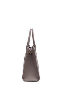 Graue Lederhandtasche mit strukturiertem Design, konisch geformt, doppelten Griffen und goldfarbener Hardware. Glatte Textur, keine sichtbaren Muster.