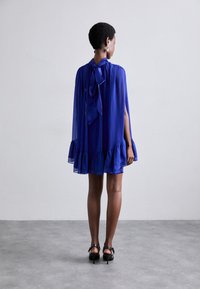 Alice + Olivia ZENON TIE CAPE MINI DRESS - Cocktail dress / Party dress - royal/blue - Zalando.co.uk Alice + Olivia ZENON TIE CAPE MINI DRESS - Cocktail dress / Party dress - royal/blue - Zalando.co.uk