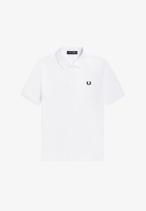 Valge lühikeste varrukatega polo-särk krae, kolme nupu ja väikese musta tammelehe logo vasakul rinnal.