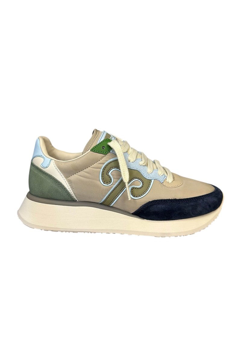 Sneakers con tomaia in nylon beige con accenti verde e blu, punta in suede blu navy e suola in gomma spessa di colore chiaro. I lacci sono color crema.