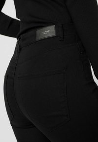 Vero Moda Vaqueros pitillo - black