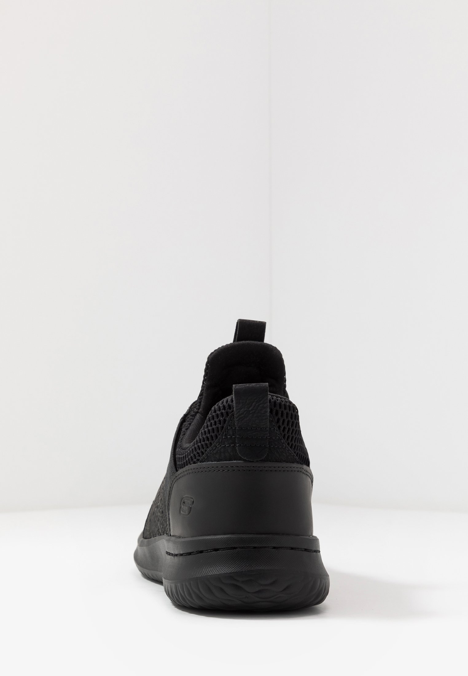 skechers delson axton slip on