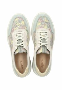Sneaker in einem hellen Pastellfarbschema mit einem strukturierten Blumendesign und subtilen Wildlederakzenten. Weiße Schnürsenkel und eine gepolsterte Sohle.
