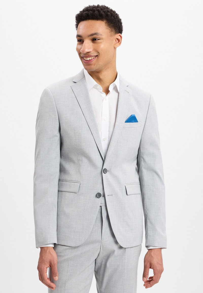 Lichtgrijze jasje in een textuurstof met twee knopen, notch revers en voorzakken. Bevat een blauwe pochet als accent.