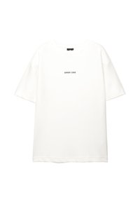 Hvid bomulds t-shirt med korte ærmer. Har en rund halsudskæring og et centreret sort teksttryk med teksten "ERROR CODE." Glat tekstur.