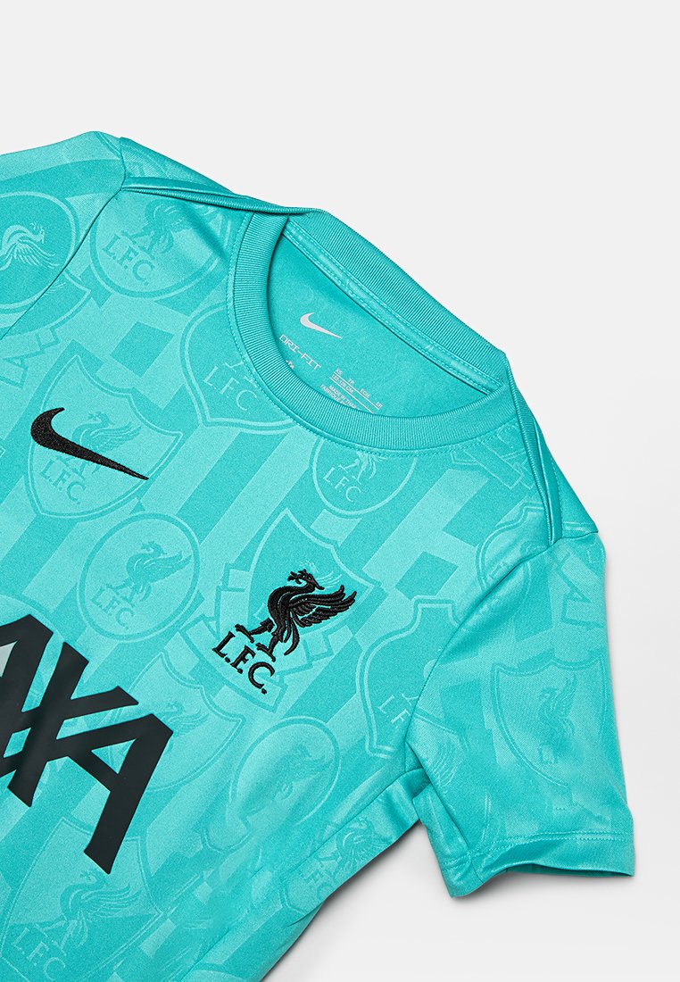 Türkise Liverpool FC Fußballtrikots mit schwarzem Nike-Logo, Vereinswappen und AXA-Sponsorennamen, versehen mit dezenten LFC-Emblem-Mustern.