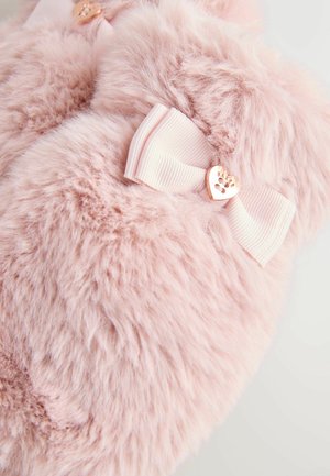 Roze faux fur slof met een gestructureerd oppervlak, een lichtroze lintstrik en een hartvormige metalen accent met gravure.