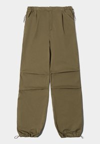 Pantaloni cargo color khaki con vestibilità rilassata. Presentano una cintura elastica, cordini, tasche laterali e polsini elasticizzati. Tessuto liscio e leggero.