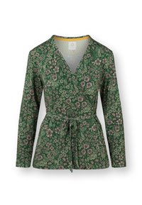 Grünes floral gemustertes Wickeloberteil mit langen Ärmeln, das beige und dunkelgrüne botanische Muster aufweist, einen V-Ausschnitt besitzt und mit einem Bindeband in der Taille versehen ist.