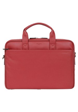 Valigetta in pelle rossa con doppie maniglie superiori, chiusura con zip e texture liscia. Presenta il logo impresso sul davanti e un design elegante.