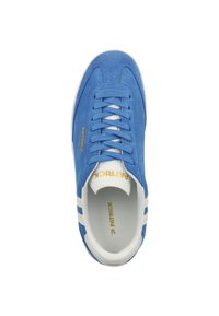 Blå mockaskor med vita ränder, med texten "PATRICK" i guld. Rund tå, vit gummisula och texturerad häl.