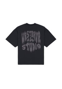 Czarna, oversize koszulka z grafiką na plecach, na której widnieje napis "WRSTBHVR 030 STUDIO" w falistych, jasnoszarych literach. Standardowy okrągły dekolt.
