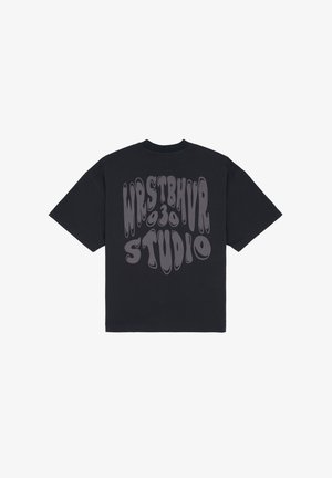Czarna, oversize koszulka z grafiką na plecach, na której widnieje napis "WRSTBHVR 030 STUDIO" w falistych, jasnoszarych literach. Standardowy okrągły dekolt.