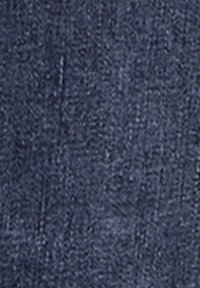 Tessuto grigio scuro strutturato con un motivo a maglia che mostra linee verticali e sottili variazioni di tonalità.