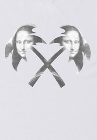 Szary t-shirt z graficznym wzorem przedstawiającym dwie palmy tworzące literę X, włączając odcienie szarości twarzy przypominające Mona Lisę.