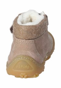 Braune Wildleder-Ankle Boots mit einem weichen, mit Wolle gefütterten Innenraum, ausgestattet mit einer strukturierten Ferse und einer gummierten Sohle mit flachem Profil, gekennzeichnet mit "PEPino."