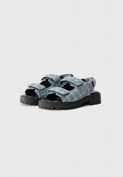 Denim sandalen met open tenen, blauw geruit patroon, verstelbare banden en een dikke zwarte rubberen zool voor verbeterde grip. Lichtgewicht materiaal.