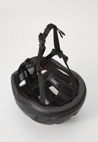 Czarny kask rowerowy z wewnętrzną wyściółką i regulowanymi paskami. Posiada otwory wentylacyjne oraz gładkie wykończenie zewnętrzne.