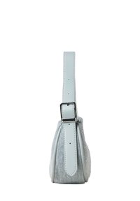 Bolso de mezclilla azul claro con superficie texturizada, correa ajustable y detalle de hebilla en plata. Forma compacta de pirámide con un diseño estructurado.