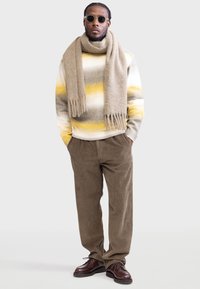 Redefined Rebel - Sweter