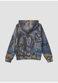 Felpa con cappuccio caratterizzata da una stampa graffiti blu e nera su tessuto grigio, vista da dietro contro uno sfondo neutro.