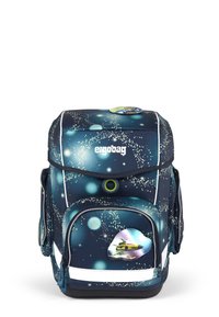 Dunkelblauer Kinderrucksack mit sternenförmigem Druck, reflektierenden Akzenten, einem runden grünen Knopf und einer Vordertasche mit Fischdesign.
