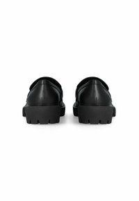 Scarpe in pelle nera con forma arrotondata, dotate di una suola spessa, robusta e segmentata. Texture liscia con dettagli di cucitura ai lati.