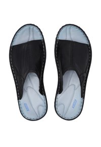 Černé kožené slip-on boty s hladkým povrchem, světle modrou stélkou, dvojitým švem a otevřenými stranami pro prodyšnost.