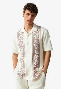 Next - TEXTURED SHORT SLEEVE - Shirt - ecru red Thumbnail Image 1