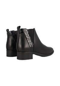 Botas de tobillo de cuero negro con un detalle negro brillante de estampado de cocodrilo en los lados, con un tacón bajo y paneles elásticos para poner y quitar fácilmente.