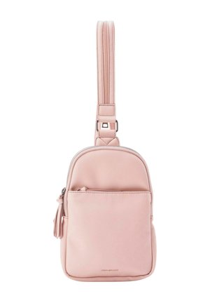 Sac bandoulière en cuir rose avec une seule sangle, fermeture éclair, poche avant et détail de gland, présentant une texture lisse et un design minimaliste.