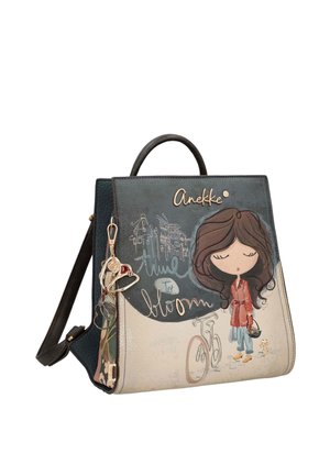 Bolso azul oscuro y beige con dibujo de niña de dibujos animados, bicicleta, logo "Anekke" y llavero de corazón dorado en el lateral.