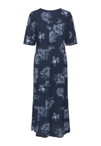 Tengerészkék ruha világoskék virágmintával, rövid ujjakkal és laza szabással, kerek nyakkivágással és bokáig érő szegéllyel.