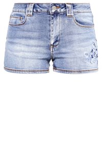 Denimshorts i ljusblå tvätt, med blommig broderidetalj på högra sidan, klassisk femfickdesign och bälteshällor.
