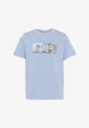 Jasnoniebieska bawełniana koszulka z krótkim rękawem, z srebrną graficzną prostokątną etykietą z napisem "BOSS" i wzorem panoramy miasta na wysokości klatki piersiowej.
