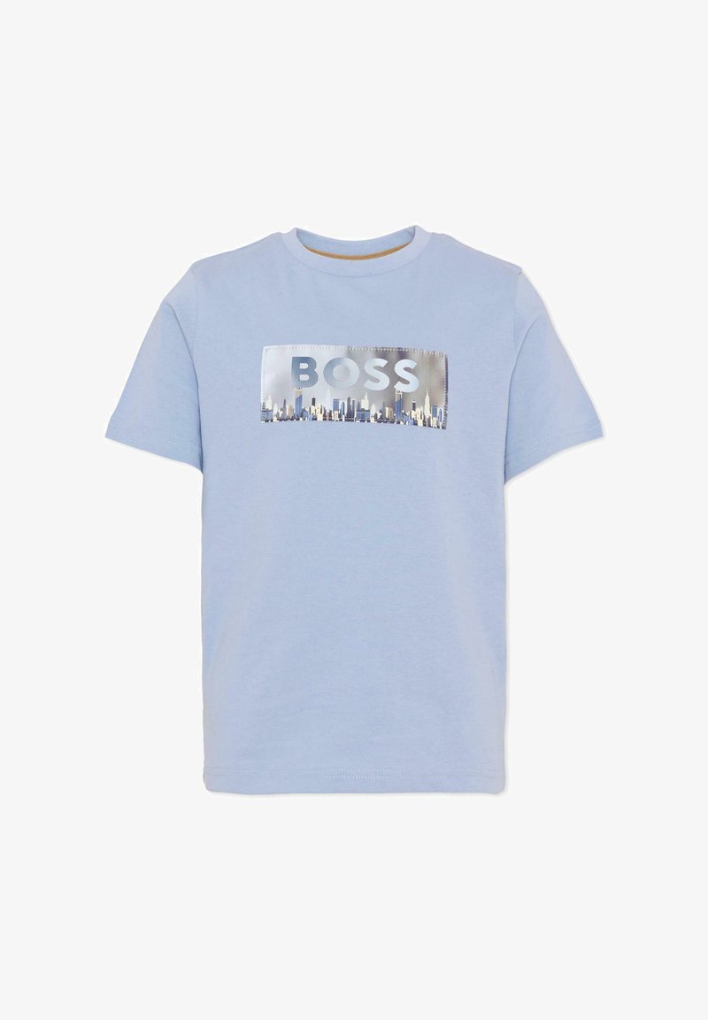 T-shirt en coton bleu clair avec une étiquette rectangulaire graphique argentée affichant "BOSS" et un motif de skyline sur la poitrine. Manches courtes.