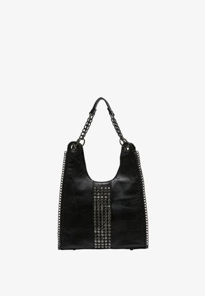 Sort læderhåndtaske med et vævet side-design, sølvfarvede nitter arrangeret i en lodret linje i midten og en kædestropp.