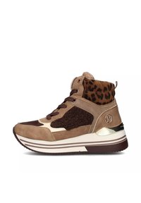 Sneaker alta in camoscio marrone chiaro con un accento a stampa leopardata, caratterizzata da un pannello marrone testurizzato, bordatura cremosa a contrasto e tallone metallizzato.