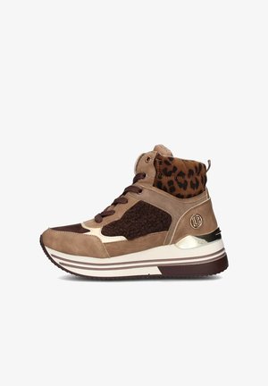 Sneaker alta in camoscio marrone chiaro con un accento a stampa leopardata, caratterizzata da un pannello marrone testurizzato, bordatura cremosa a contrasto e tallone metallizzato.