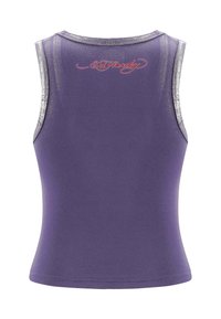 Top a canotta viola con dettagli argentati metallici lungo le aperture delle maniche. Tessuto liscio, design aderente e presenta un logo stilizzato sul retro.