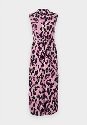 Mouwloze roze jurk met een luipaardmotief in zwart en beige, met een knoopsluiting aan de voorkant en een strik in de taille voor een getailleerd effect.