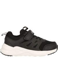 Scarpa sportiva nera con tomaia in mesh, suola in gomma e cinturino in Velcro. Presenta dettagli texturizzati e una intersuola bianca per contrasto.