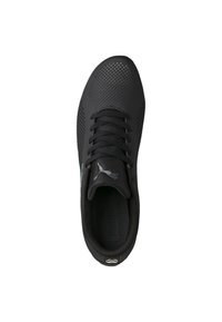 Svart sportskor med perforerat nätövre, rund tå och snörning. Har logotyp och kontrasterande inredning. Texturerad sula.