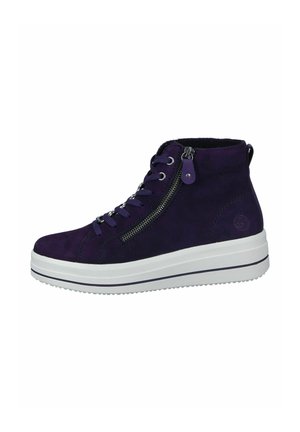 Sneaker haut en suédine violette avec une semelle en caoutchouc blanc, dotée d'une fermeture à glissière en métal et de lacets, ainsi qu'un dessus texturé.