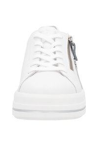 Sneaker bianca con tomaia in pelle liscia, lacci tradizionali e cerniera laterale. Presenta una suola bianca spessa con una striscia grigia di accento.
