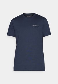 Mörkblå kortärmad t-shirt i bomull med rund hals; har en vit textlogotyp "LYLE & SCOTT" på vänster bröst.