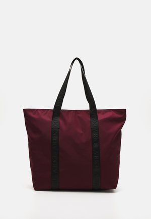 Borsa a spalla color bordeaux con manici neri stampati. Realizzata in nylon liscio, presenta un design spazioso con una base piatta per maggiore stabilità.